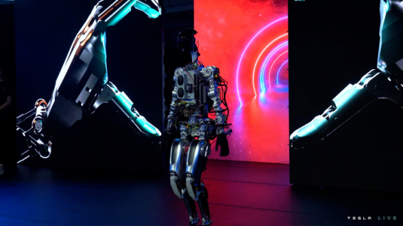 Илон Маск показал прототип человекоподобного робота (видео)